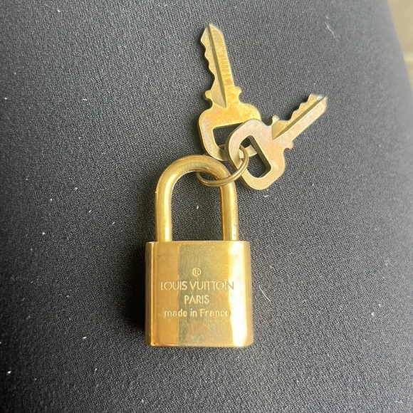 LOUIS VUITTON LV Lock and 2 Keys gold tone brass set #322 - Picture 5 of 6